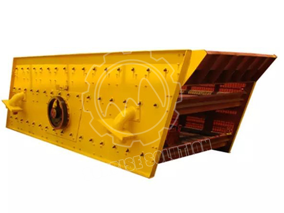 Vibrating screen with auto centering